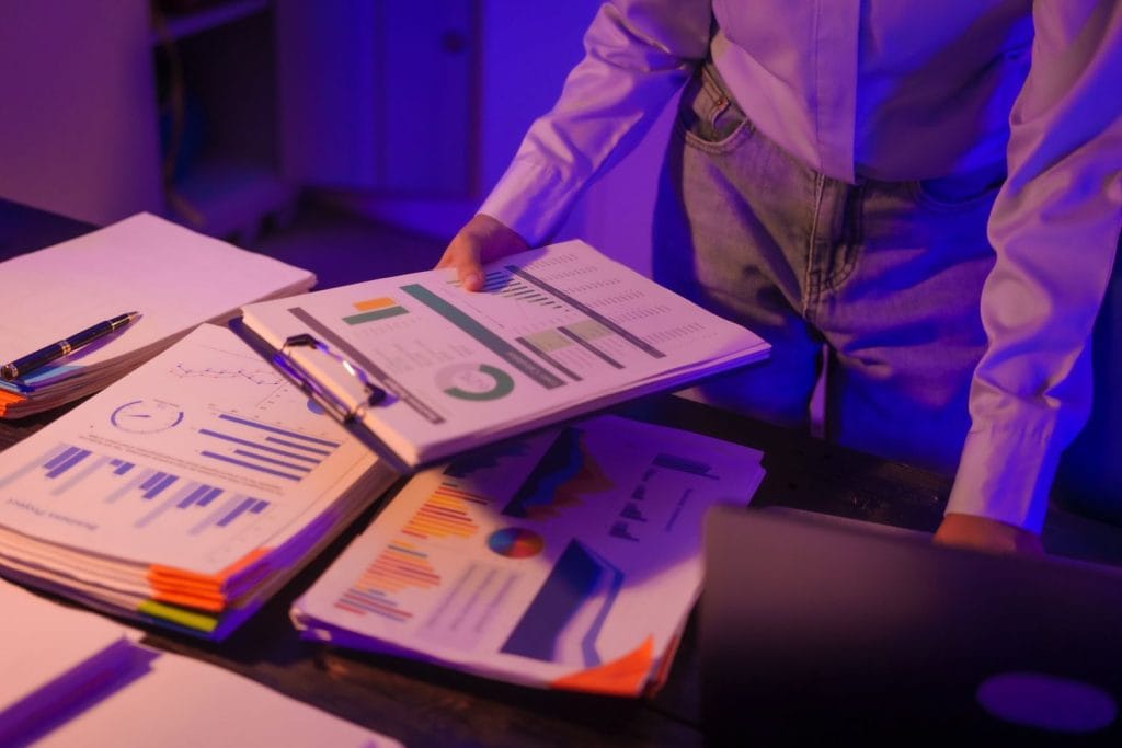 young asian business trainee works late at her des 2026 01 08 06 53 27 utc.jpg